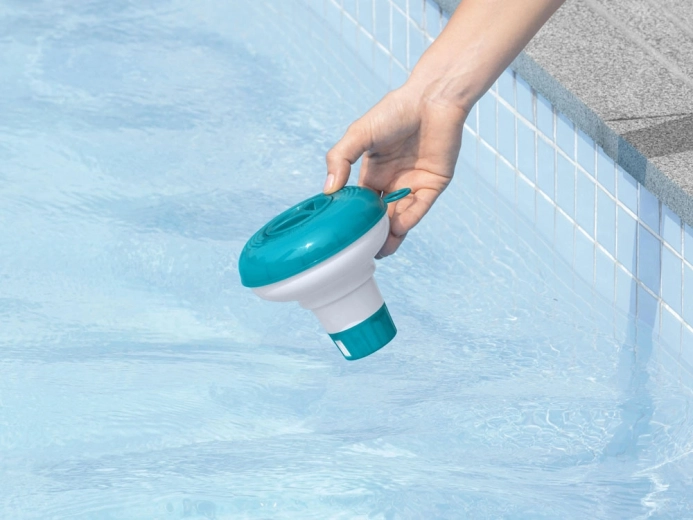 Schwimmt auf der Pooloberfläche