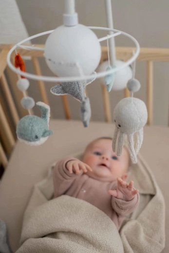 Befestigung am Babybett und Steuerung der Drehfunktion
