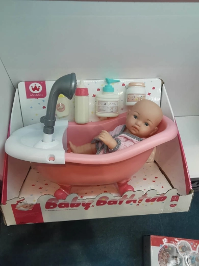 Puppe mit Badewanne und Badezubehör