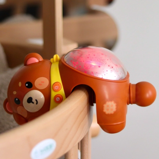 Einfache Befestigung am Kinderbett