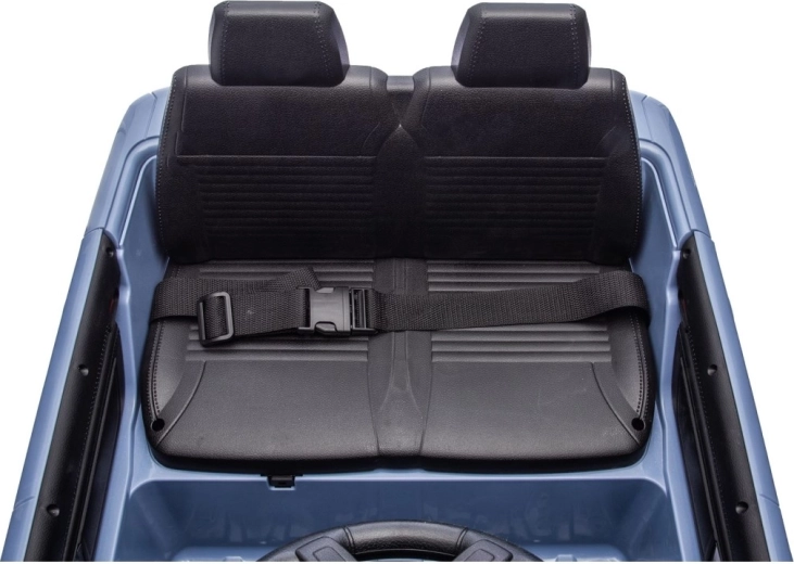 Zwei Sitze und sicheres Anschnallen