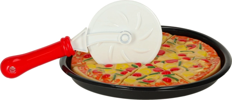 Pizza mit Schneider und Pfanne für realistisches Servieren