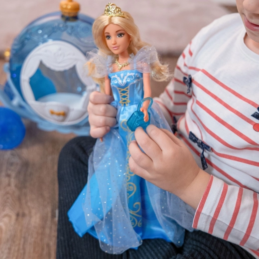 Prinzessin Lily im eisblauen Kleid