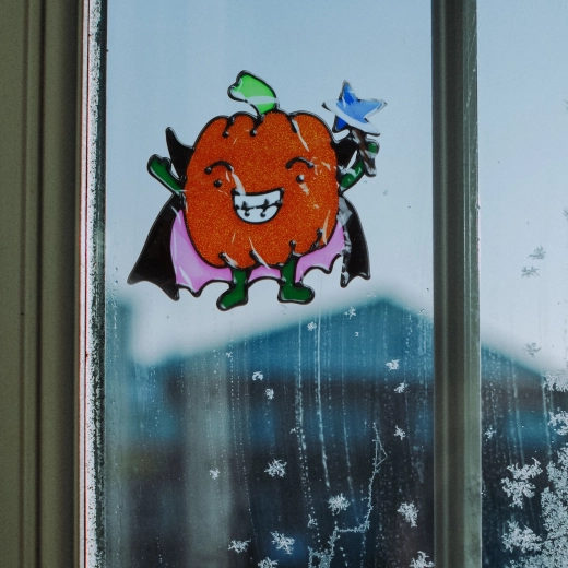 Glitzernde bunte Halloween-Fensterdekoration in Kürbisform