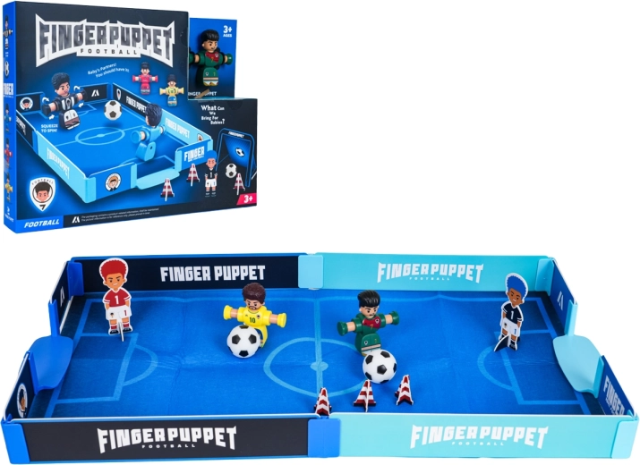 Fußballspiel mit zwei Spielern, Bällen und Spielfeld