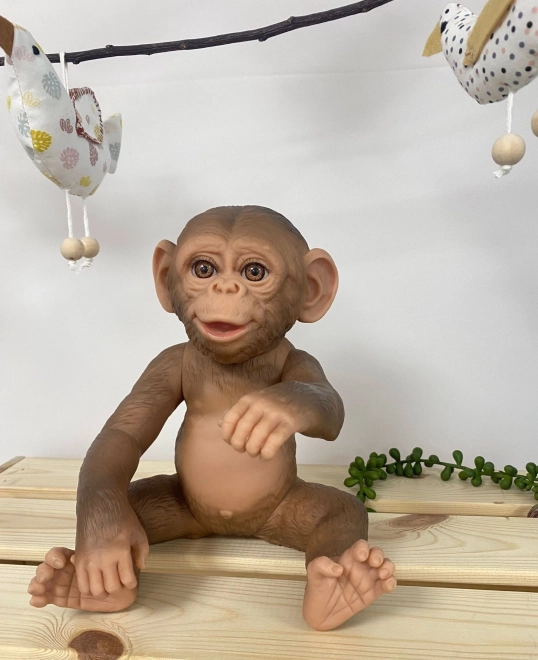 Detailreich verarbeitetes Affenbaby