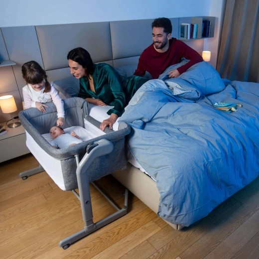 Gemeinsames Schlafen mit sicherer Befestigung am Bett