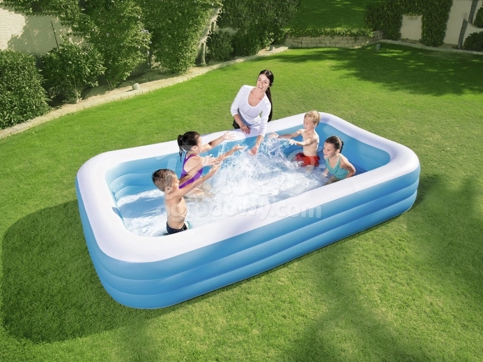 Geräumiger Pool für die ganze Familie