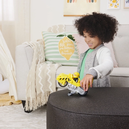 Actionreiche Fahrt mit Rückziehmotor