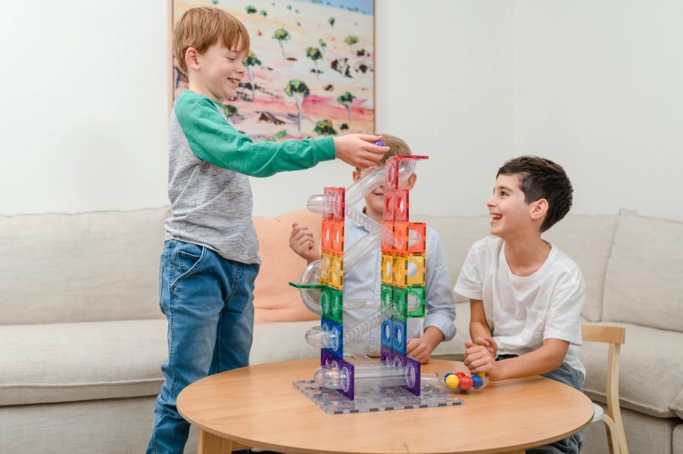 Kreatives Spiel, das Motorik und Vorstellungskraft fördert