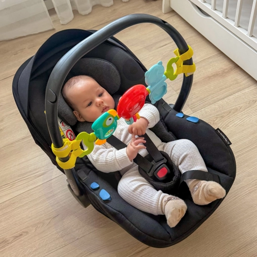 Einfache Befestigung am Babybett und Kinderwagen