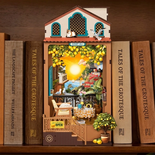 Originelle Dekoration zwischen Büchern