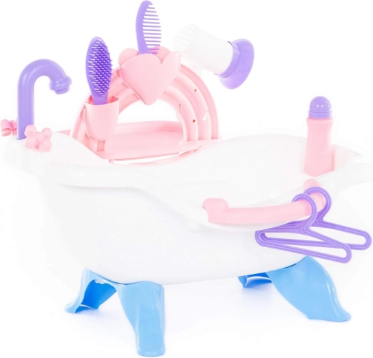 Realistisches Spiel beim Baden der Puppe