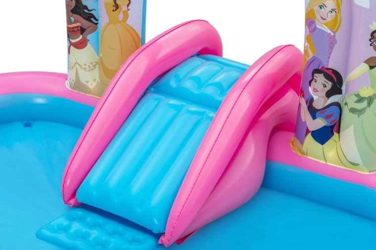 Rutsche in ein flaches Planschbecken für sicheres Wasserspielen