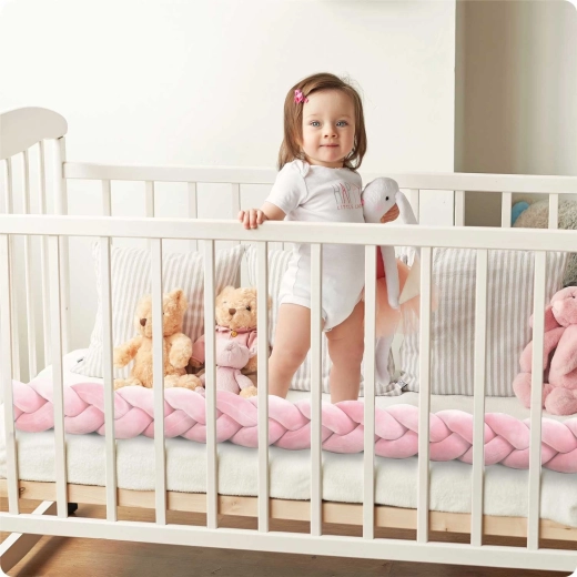 Weicher Schutz im Kinderbett