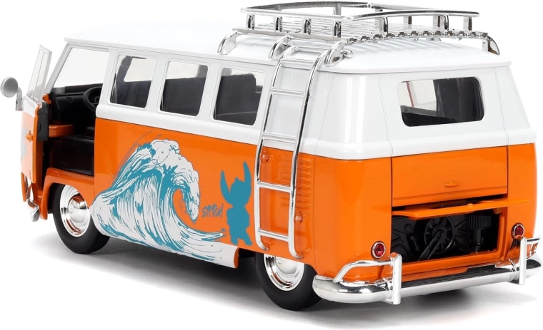 Öffnende Türen und realistischer Innenraum