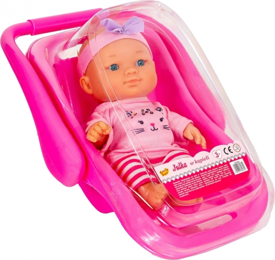 Puppe Julka in rosa Trage mit Badewännchen