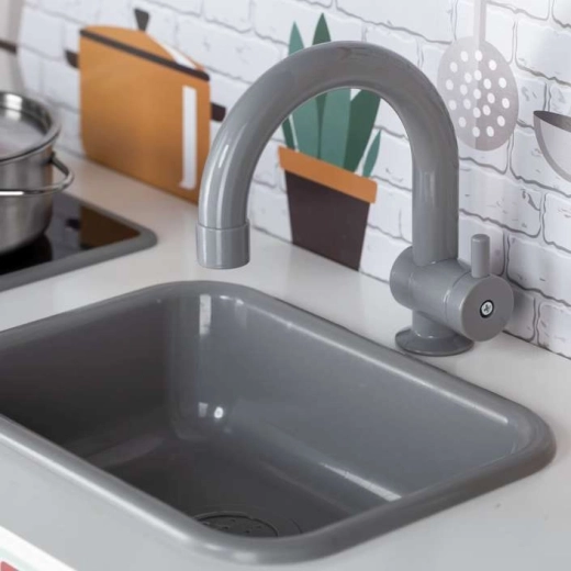 Spüle mit Wasserhahn wie in einer echten Küche