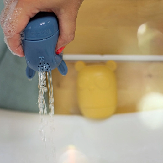 Spaßiges Versprühen und Eingießen von Wasser