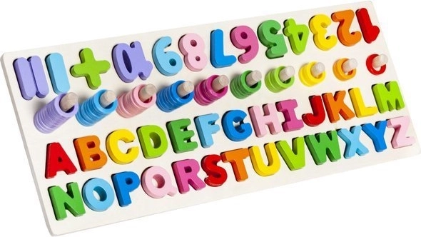 Alphabet und Zahlen in einem Steckpuzzle
