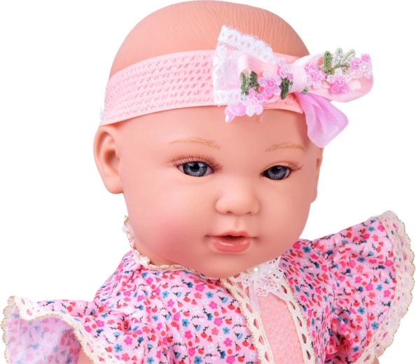 Elegantes lilafarbenes Spitzenkleid