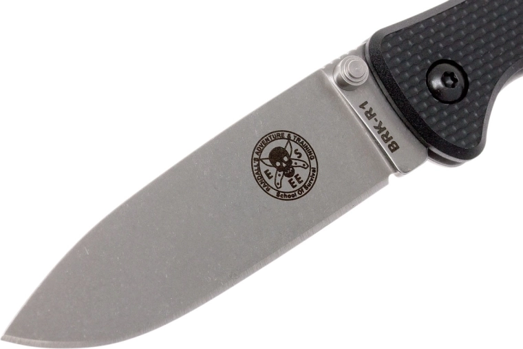 Robuste D2-Klinge mit Stonewash-Oberfläche