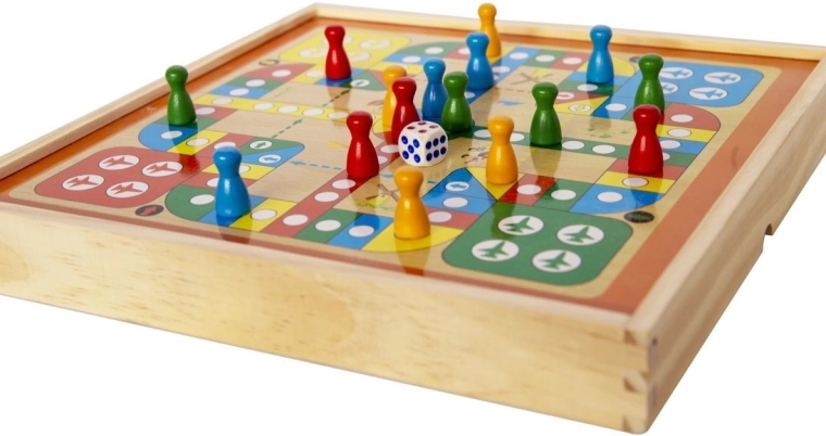 Spielplan und Figuren für gemeinsamen Spaß