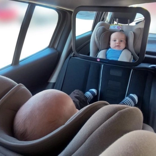 Weiter und klarer Blick auf das Baby