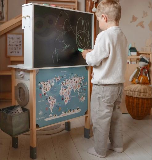 Tafel und Weltkarte auf der Rückseite