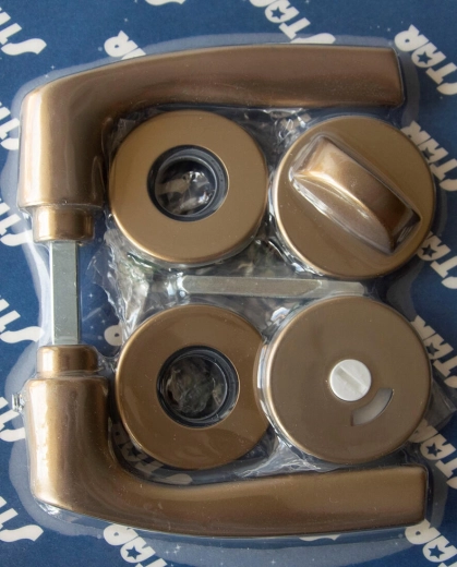 Türbeschlag MONET auf Rosette, WC, bronzefarben eloxiert