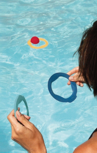 Wasserspiel und Strandspiel, das schwimmt