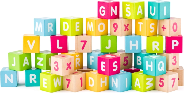 Bunte Bauklötze mit Buchstaben und Zahlen
