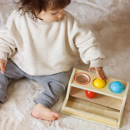 Training der Hand-Auge-Koordination mit der Holzbox