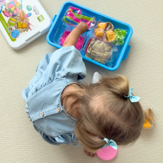 Praktischer Koffer und Tisch in einem