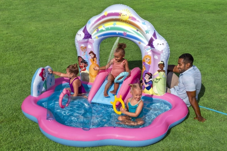 Wassersprühdusche nach Anschluss an den Gartenschlauch