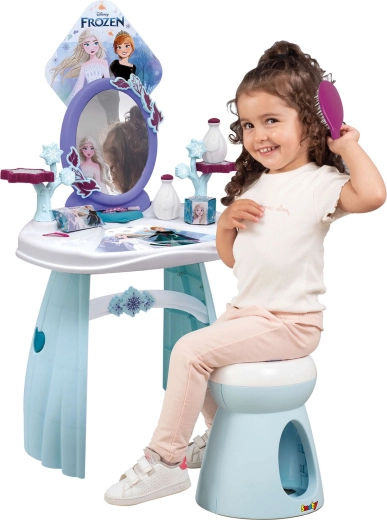 Sicherer ovaler Spiegel und bequemer Hocker