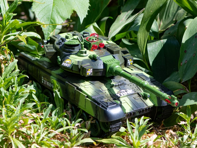 RC Militärpanzer mit 2,4-GHz-Fernsteuerung in Waldtarnung