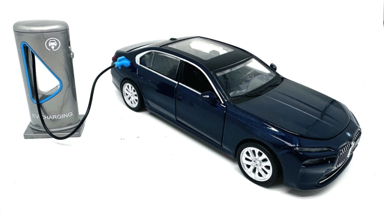 MSZ BMW i7 Automodell 1/32 mit Licht und Sound - 1 Stück
