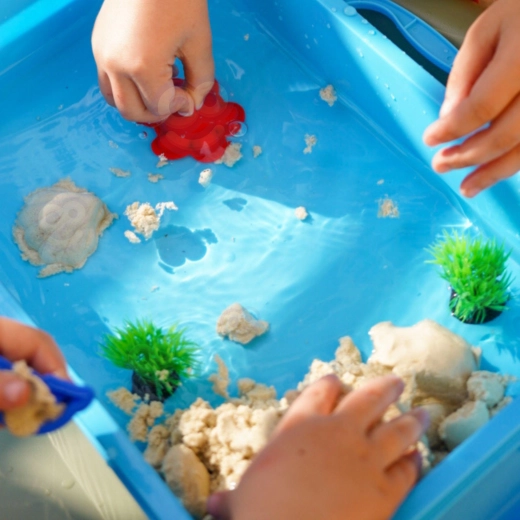 Kinetischer Sand zum Spielen im Wasser