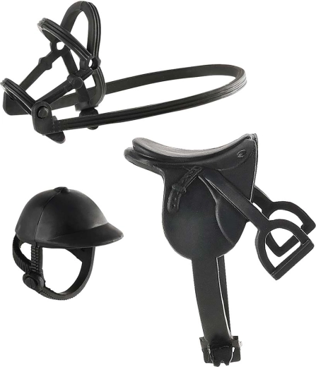 Realistisches Zubehör: Sattel, Zaumzeug und Helm