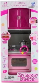Küchenzeile mit Backofen und Plastikgeschirr