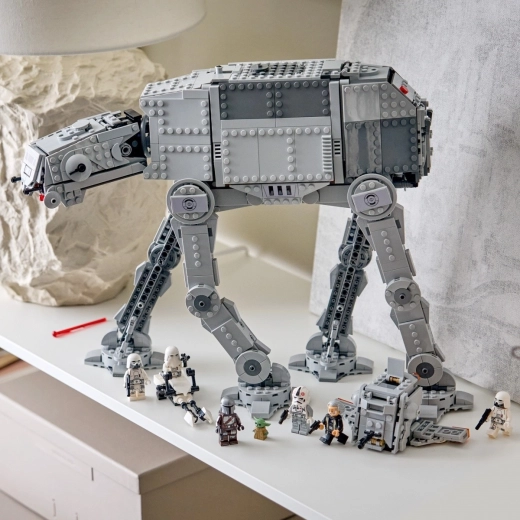 INT-4 und Speeder im Inneren versteckt