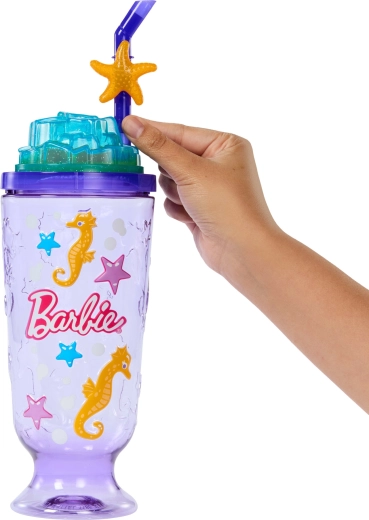 Becher mit Strohhalm als verspieltes Zubehör