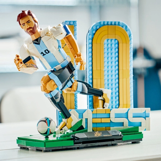 Zwei ikonische Posen von Messi