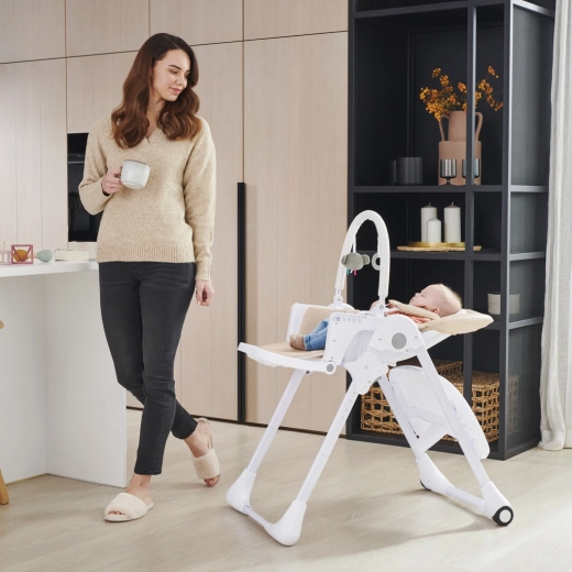 2-in-1: Hochstuhl und Liegesitz ab der Geburt