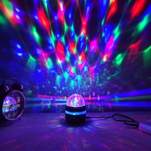 Bunte RGB-Effekte und 360°-Projektion