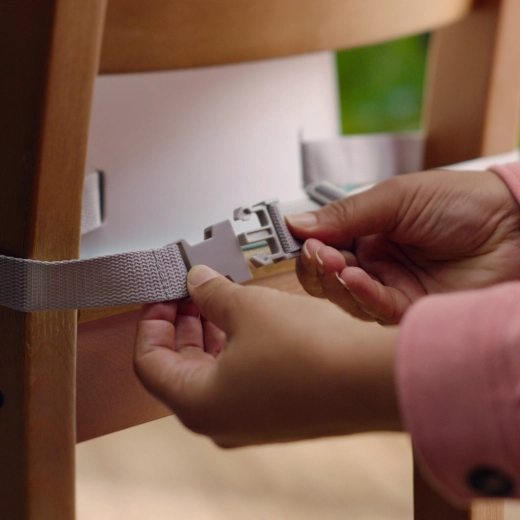 Stabile Befestigung an den meisten Stühlen