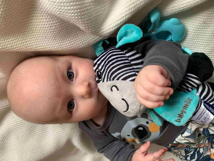 Praktischer Clip für Kinderwagen und Autositz