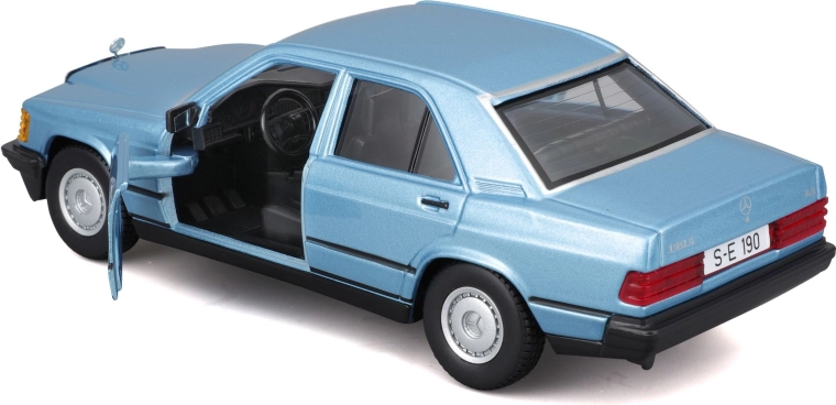 Öffnende Türen und detailreiches Interieur