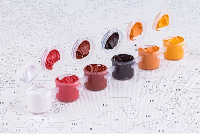 Acrylfarben in praktischen Näpfchen